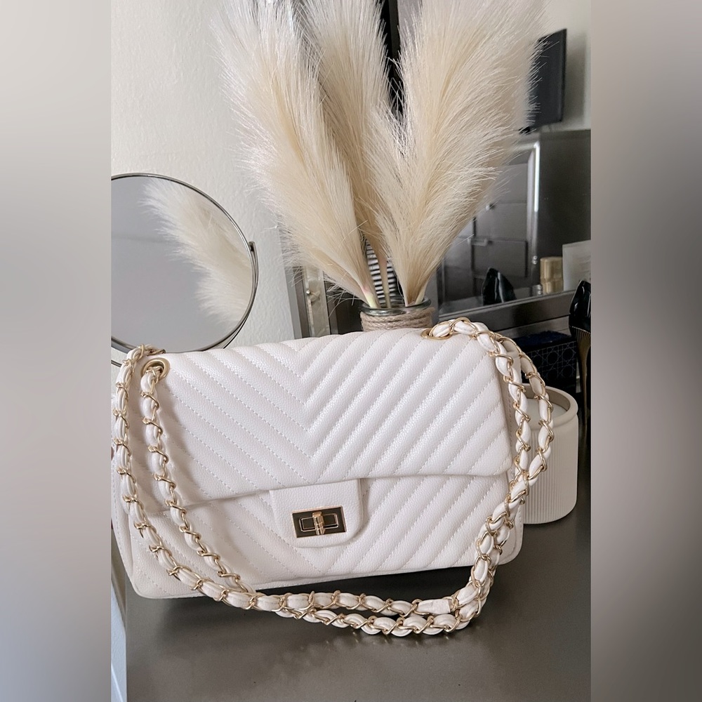 Candice Quilted Chain Link
Crossbody - Ivory